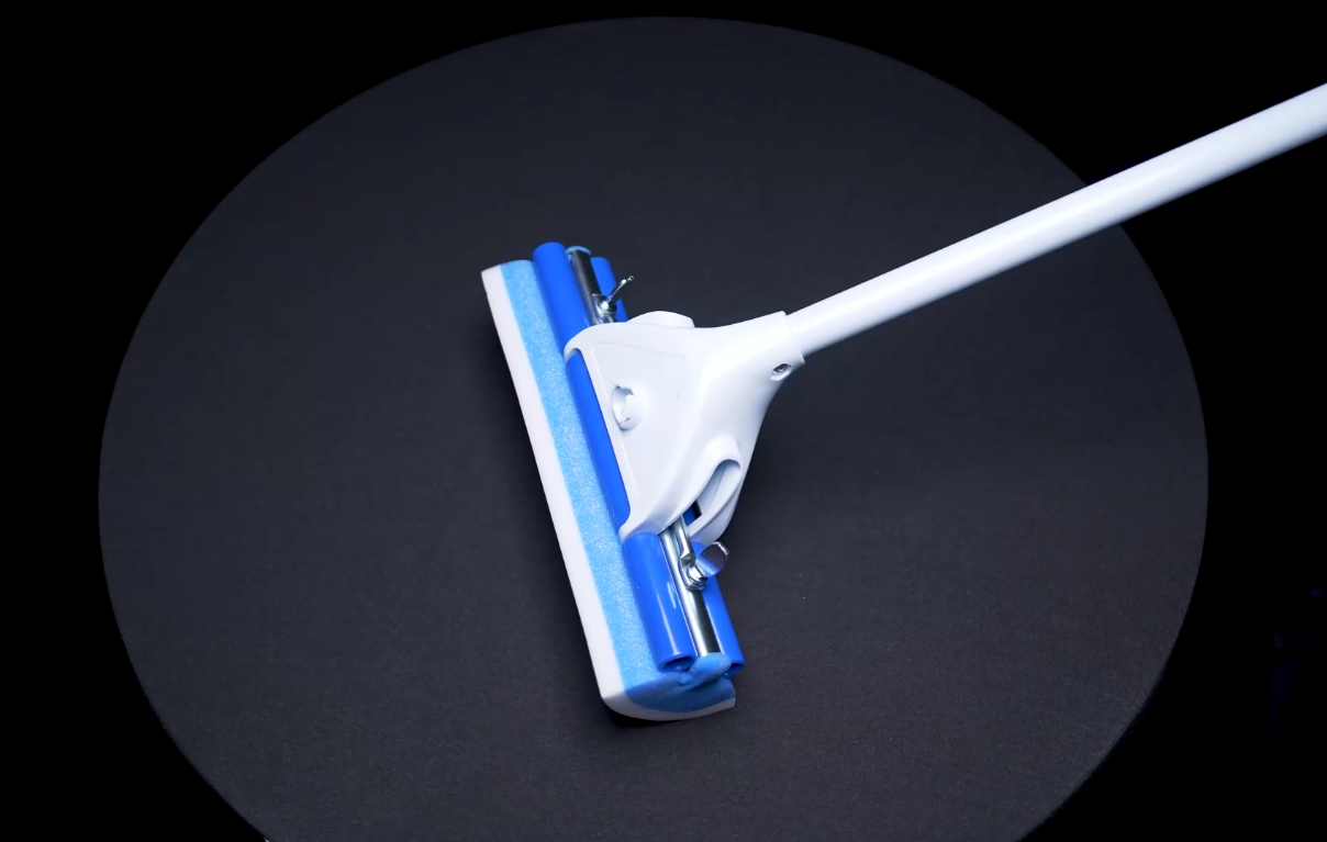 Rubbermaid® HYGEN™ Quick-Connect Mop Frame – 17″