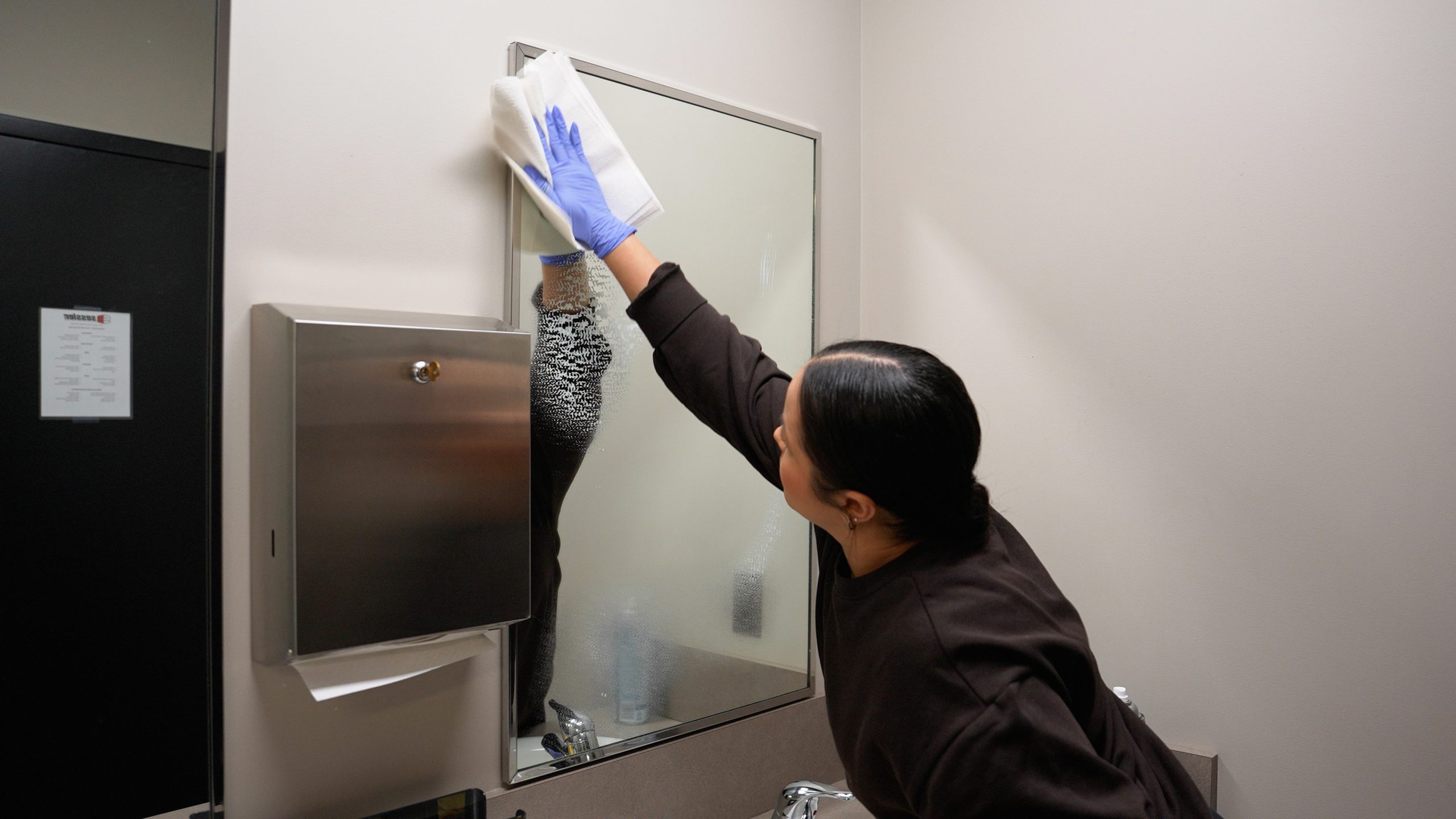 move-out cleaning - cleaning bathroom mirror